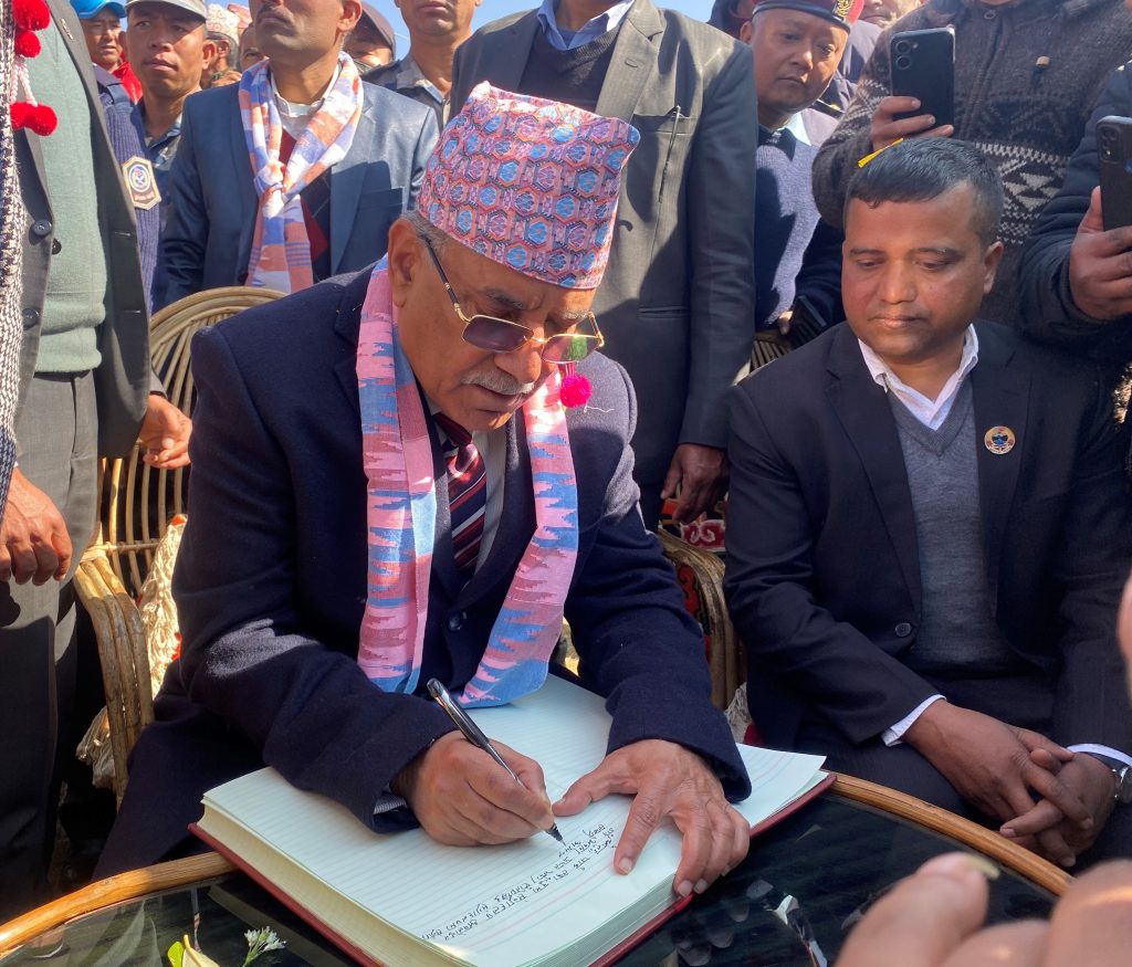 प्रचण्डले गरे तेह्रथुममा रहेको चोत्लुङ पार्कको अवलोकन