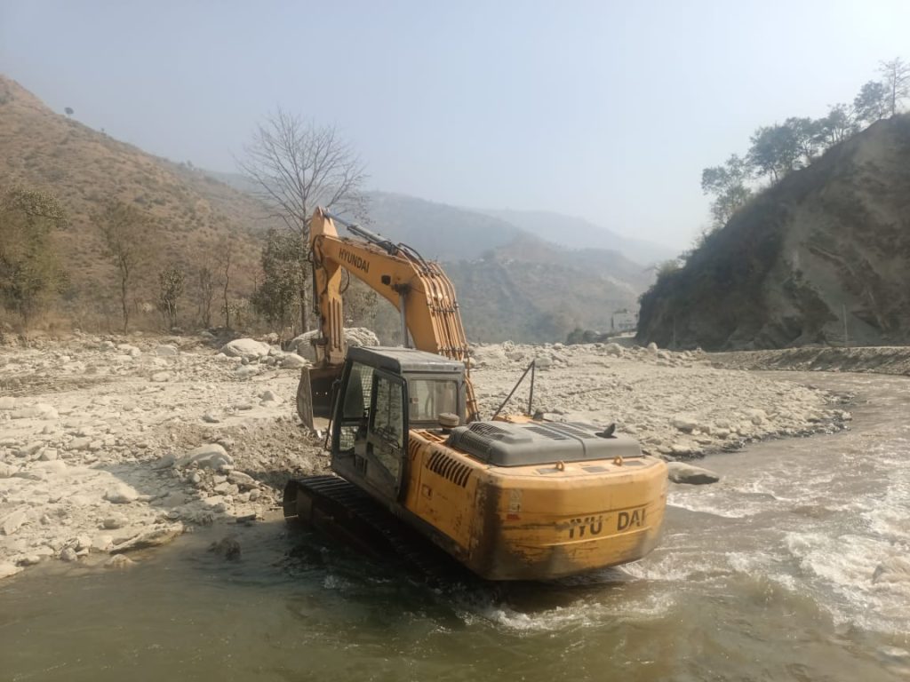 ‘बीपी राजमार्गको क्षतिग्रस्त खण्डमा मर्मत तीब्र, बर्खामा यातायात अवरुद्ध नहुने’