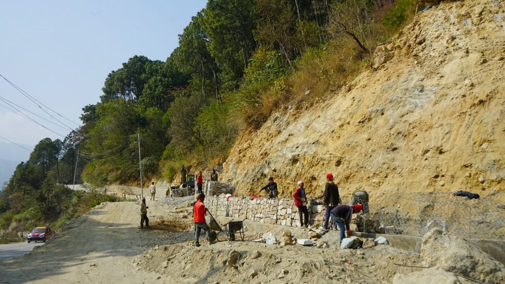 तीन करोड बढी लागतमा बेनीमा चक्रपथ स्तरोन्नतिको पहिलो चरणका निर्माण कार्य थालियो