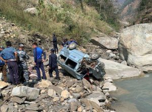 गुइठेभिरबाट कालीगण्डकी किनारमा खस्यो भ्यान, एकको मृत्यु