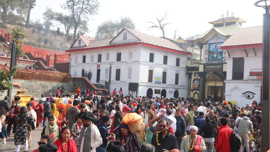 पशुपतिनाथ मन्दिरमा महाशिवरात्रिको चहलपहल (फाेटाेफिचर)