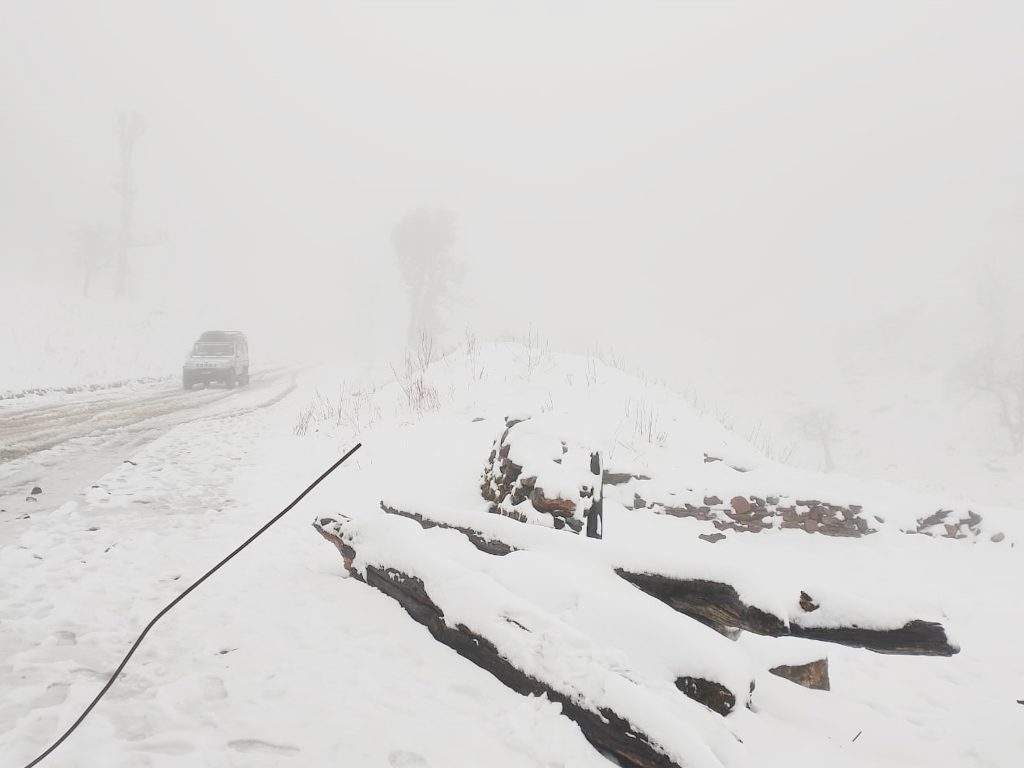 हिमपातका कारण मध्यपहाडी लोकमार्ग अवरुद्ध, सडकमा डेढ फिट हिउँ