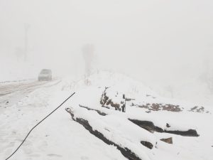 हिमपातका कारण मध्यपहाडी लोकमार्ग अवरुद्ध, सडकमा डेढ फिट हिउँ
