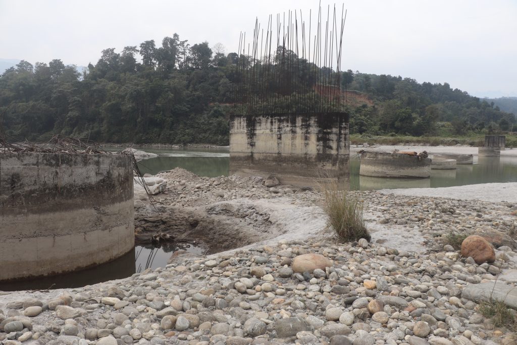 १४ वर्षमा  पनि बनेन भोजपुर र संखुवासभालाई जोड्ने लम्सुवाघाट पुल