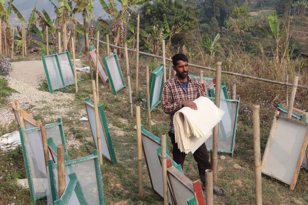 मकवानपुरगढीका प्रेमप्रसाद जसले इन्टनेटको सहायतामै स्थापना गरे हाते कागज उद्योग