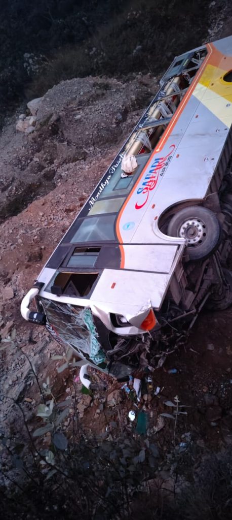 नेपालगञ्जबाट काठमाडौँ जाँदै गरेको बस दुर्घटना, २३ जना घाइते