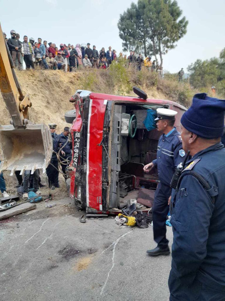स्कुलबस दुर्घटना हुँदा तीन जनाको मृत्यु, ४० घाइते