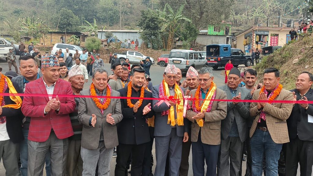 मन्त्री दाहालले गरे एकैदिन दुई पक्की पुलको उद्घाटन, औचित्यपूर्ण आयोजनाहरुलाई मात्र प्राथमिकता दिने  प्रतिबद्धता
