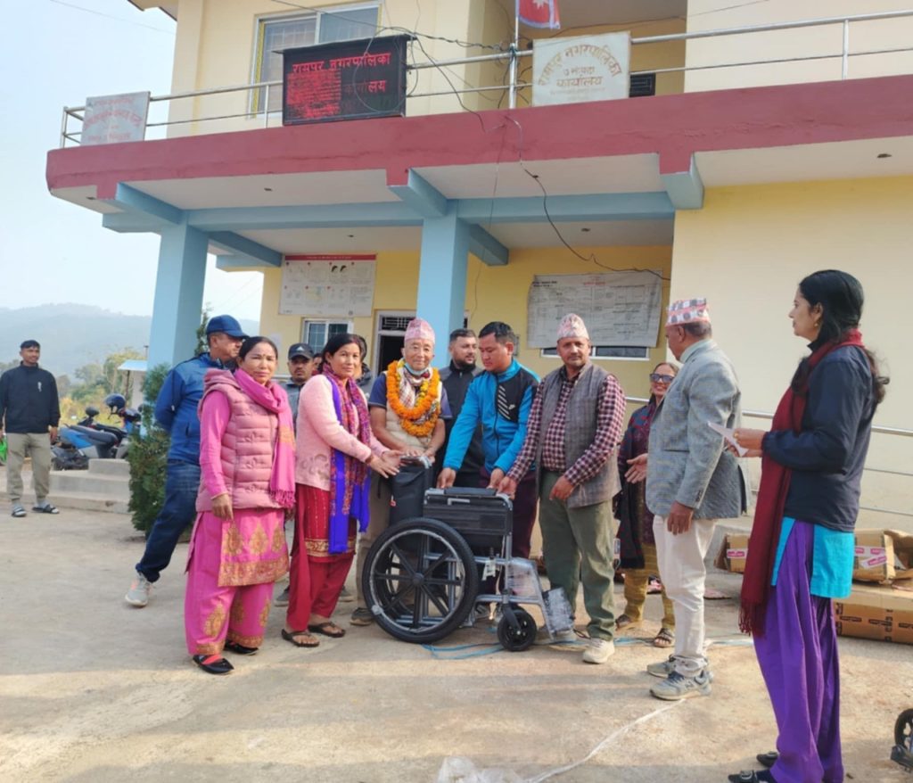 फरक क्षमता भएका व्यक्तिलाई ह्विलचियर सहयोग