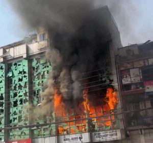 यी तस्बिरमा हेर्नुहोस् उग्र बनेको राजावादी समर्थकको प्रर्दशन