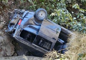 मनकामना गएर फर्किएको माइक्रोबस दुर्घटना हुँदा एकको मृत्यु, १४ घाइते 