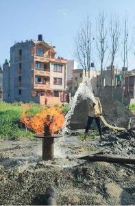 टीकाथलीमा बोरिङ गर्ने क्रममा ग्यास ‘लिकेज’, स्थानीय जनता त्रसित
