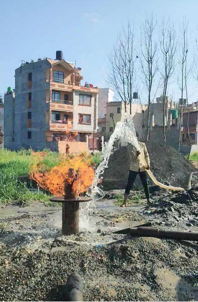 टीकाथलीमा बोरिङ गर्ने क्रममा ग्यास ‘लिकेज’, स्थानीय जनता त्रसित