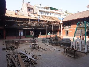 चार शताब्दी पुरानो ‘रत्नाकर महाविहार’मा तामाको छाना लगाइँदै