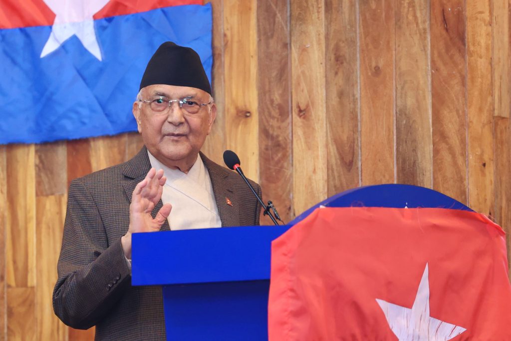 प्रचण्डलाई ओलीको जवाफ– ‘संसदमा किन दिने जवाफ? एउटा कर्मचारी हटायो, अर्को नियुक्त गर्यो, सक्कियो’