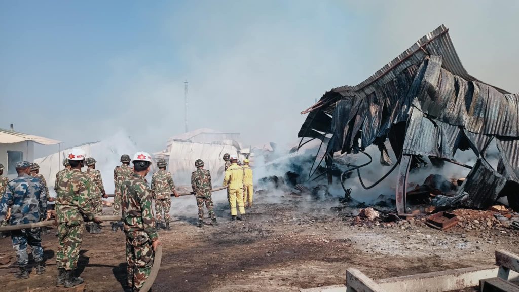 सात वटा दमकलको प्रयोग गर्दा समेत अझै नियन्त्रणमा आउन सकेन प्लाई उद्योगको आगलागी