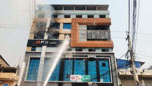 इटहरीस्थित सेन्टर प्लाजामा आगलागी : १६ जनाको उद्धार, गृहले पठायो  हेलिकोप्टर