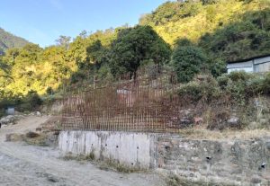 २ वर्षमा निर्माण पूरा गर्ने ठेक्का सम्झौता भएको प्रदेश राजधानी जोड्ने पुल ८ वर्षमा पनि बनेन