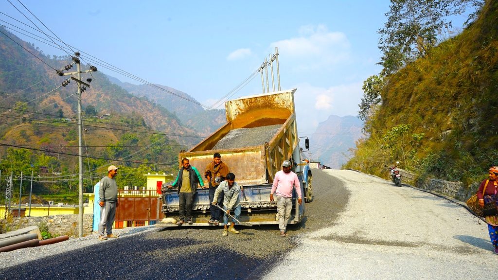 बेनी–दरवाङ सडकको रणवाङ–तोलावाङ खण्डमा कालोपत्र पूरा