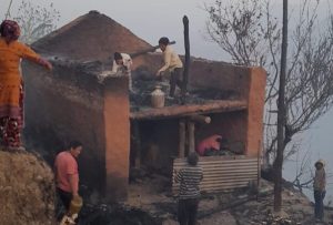 खोटाङमा डढेलो : एक विद्यालयसहित नौ घर जले
