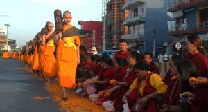 भैरहवामा धम्म यात्रा सम्पन्न, बाटोमा फूल छरेर भिक्षुको स्वागत