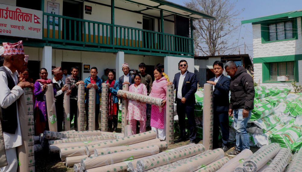 व्यावसायिक अकबरे खुर्सानीखेतीको लागि किसानलाई ५१ लाख बराबरको कृषि सामग्री वितरण