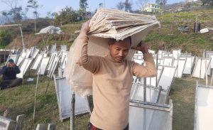 कागज उद्योगमा रमाएका पासाङ, वार्षिक २० लाखसम्म आम्दानी गर्दै