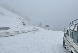 ढोरपाटनमा हिमपातहुँदा जनजीवन प्रभावित