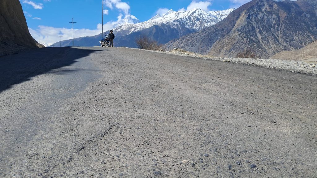 घरपझोङ रिङ्रोड सडकमा चरम लापर्वाही, ठेकेदार कम्पनीले ६ वर्षमा पनि पूरा गरेन ५ किमी सडक कालोपत्र