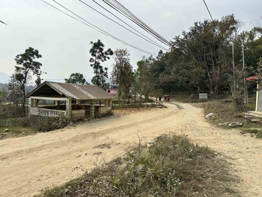 निर्माणाधीन मध्यपहाडी सडकमा स्तरोन्नति रोकियो