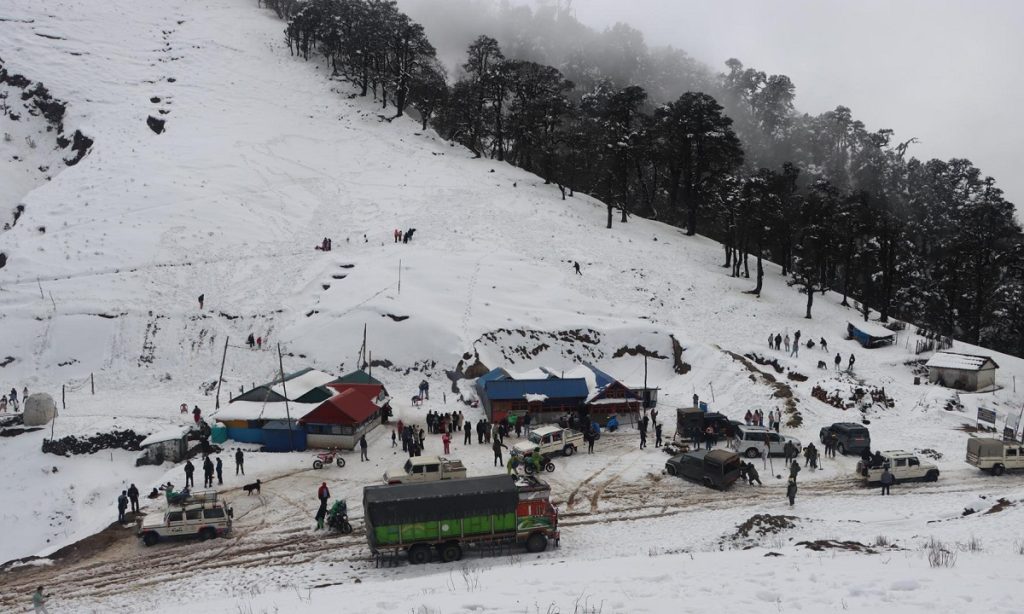 पातिहाल्नामा हिउँ खेल्न पुगे आन्तरिक पर्यटक