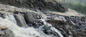 पहिरोले कोशी राजमार्गको भोटखोला खण्ड अवरुद्ध