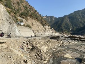 बाढीले क्षतिग्रस्त बिपी राजमार्गको चार खण्डमा पुनर्निर्माण हुँदै