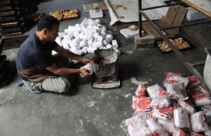 ७ दशकदेखि स्वाद चखाउँदै धनकुटे नरिवल बिस्कुट, वार्षिक १ करोडको व्यापार
