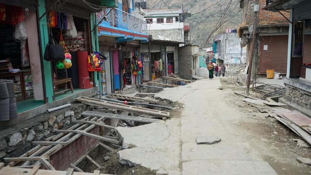 सडक विस्तार गर्न स्थानीयले आफैँ भत्काए टहरा