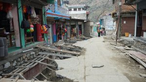 सडक विस्तार गर्न स्थानीयले आफैँ भत्काए टहरा