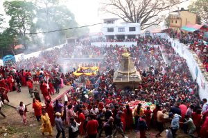 काठमाडौंको मातातीर्थमा विहानैदेखि दर्शन गर्नेको भीड (फोटो फिचर)