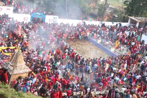 आमाको सम्झनामा मातातीर्थमा पुग्ने भक्तजनको घुइँचो