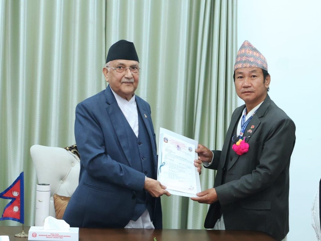 हर्कसँग भेटेपछि प्रधानमन्त्री ओलीले भने–धरानबासीलाई सन्देश सुनाईदिनु खानेपानीको प्रक्रिया आजैदेखि अघि बढ्यो
