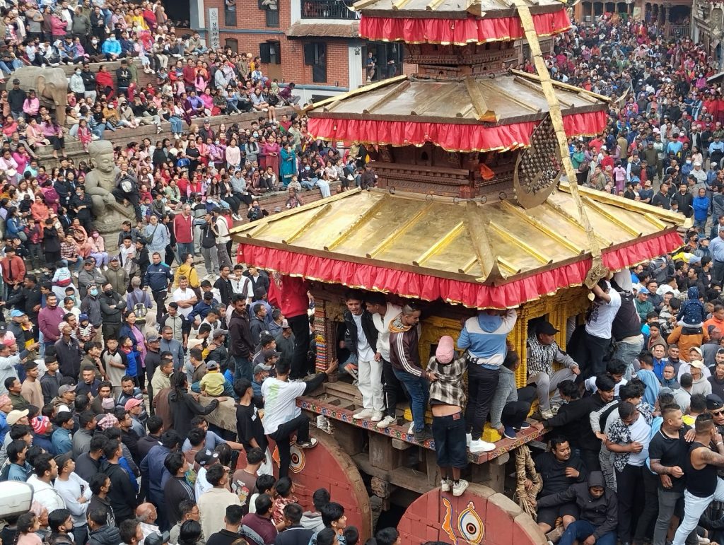 जिब्रो छेड्ने जात्राको पूर्वतयारीः इन्द्रध्वजासहितको ५५ हात लामो लिङ्गो उठाइयो