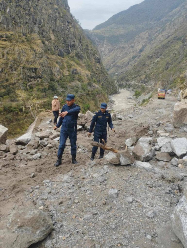 कर्णाली राजमार्ग अवरुद्ध, पहिरो पन्छाउने काम जारी
