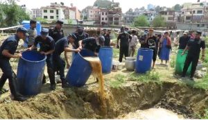 प्रहरीद्वारा अवैध घरेलु मदिरा नष्ट