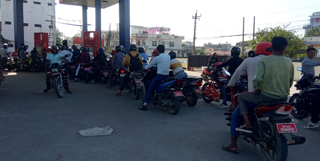 फेरि बढ्यो इन्धनको मूल्य, लिटरको कति पुग्यो ?