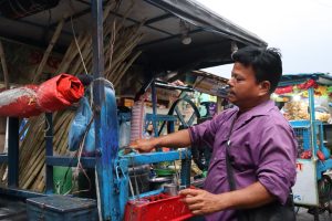 गर्मी बढेसँगै उखुको जुसको बढ्दो माग, मासिक ९० हजार रुपैयाँसम्म आम्दानी गर्दै गौतम