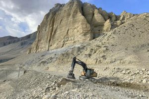 चराङ-छोसेर सडक धमाधम स्तरोन्नति हुँदै, तीन दिनभित्र भीर कटान सकिने