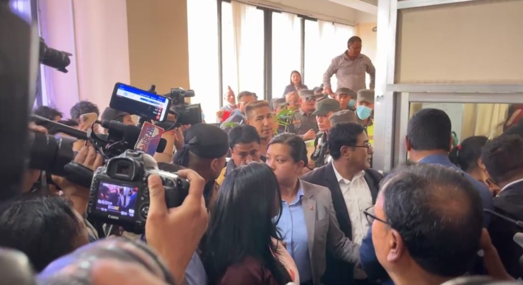 महानगरमा आफ्नै प्रमुख प्रशासकीय अधिकृत रोक्न खटिएका नगर प्रहरी असफल, गुरागाईंको कार्यकक्ष अगाडि तनाव