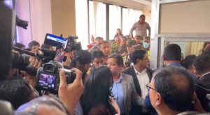 महानगरमा आफ्नै प्रमुख प्रशासकीय अधिकृत रोक्न खटिएका नगर प्रहरी असफल, गुरागाईंको कार्यकक्ष अगाडि तनाव