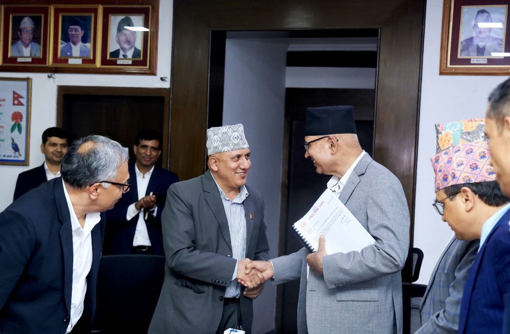नीतिगत तथा कार्यक्रमगत प्रतिवेदन अर्थ मन्त्रालयमा पेश