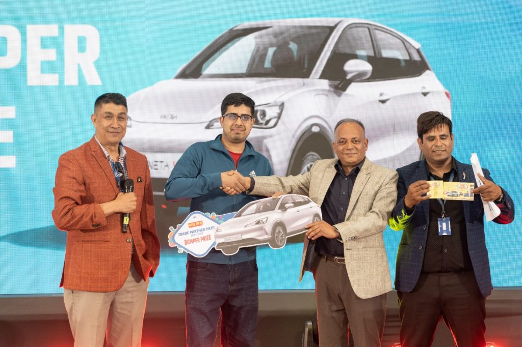 वाइ वाइ थोक विक्रेता उपहार योजनाअन्तर्गत रामेश्वर तिवारीले जिते नेटा भी कार