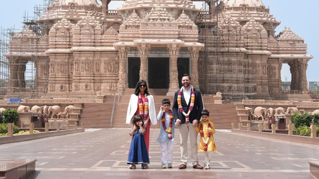 भारत भ्रमणमा रहेका अमेरिकी उपराष्ट्रपति भान्सले गरे परिवारसँगै अक्षरधाम मन्दिर भ्रमण